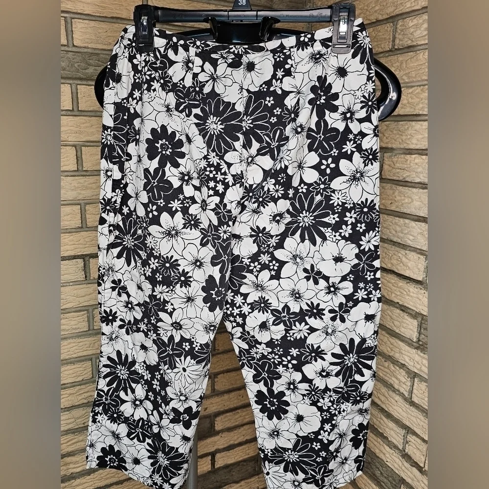 Liz Claiborne Capris sz 8 - Picture 5 of 9